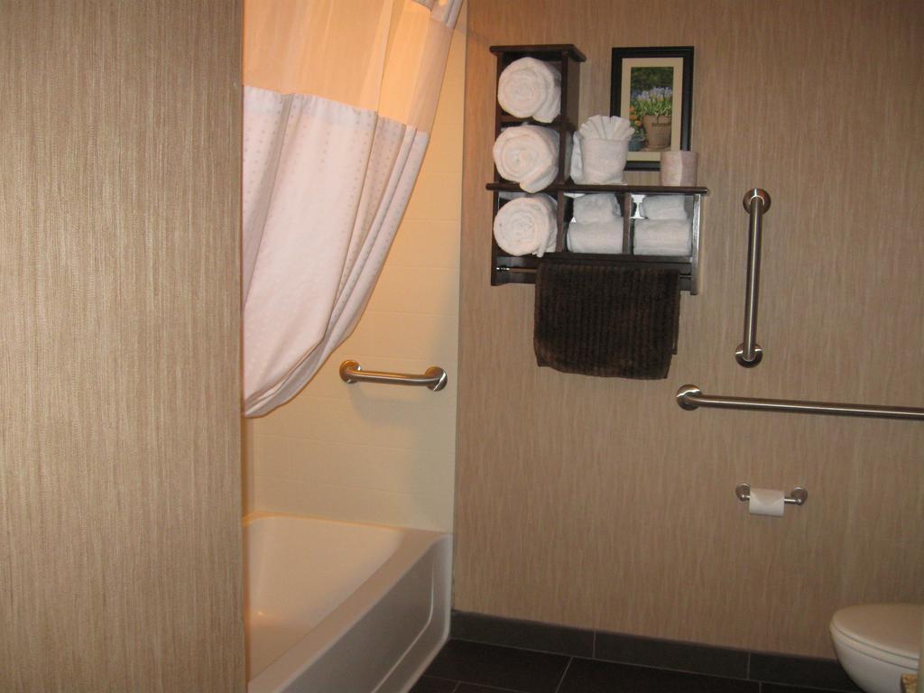 Little Missouri Inn & Suites New Town Room photo