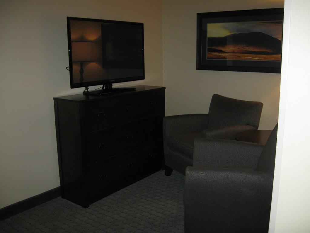 Little Missouri Inn & Suites New Town Room photo
